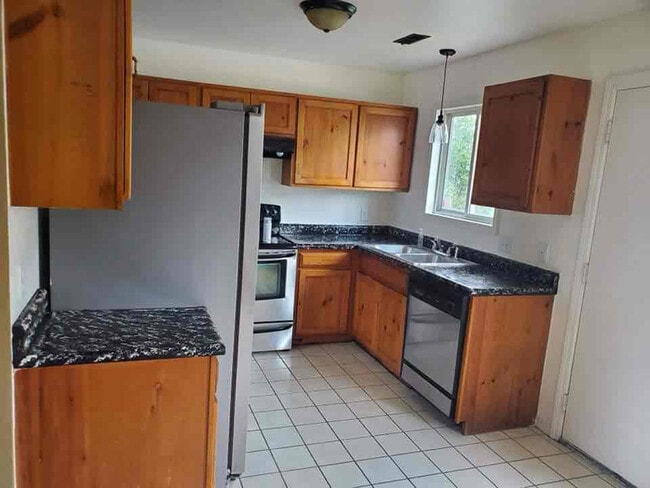 Building Photo - 24 Lakeview Dr