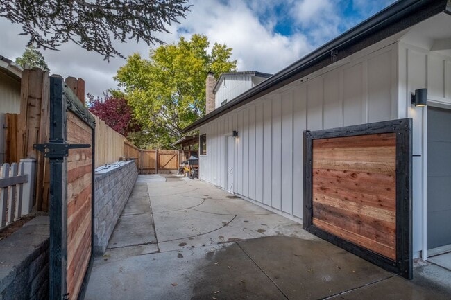 Photo - 3390 Thornhill Dr