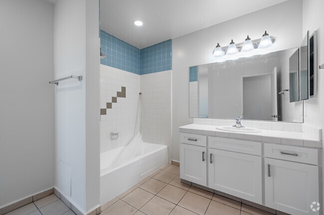 1BR, 1BA - 900SF - Bathroom