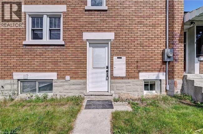 Photo - 147 Courtland Ave E