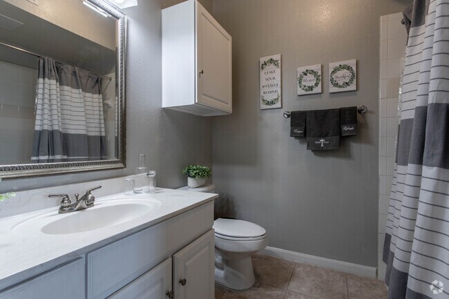 2 BR, 2 BA - 1031 SF
