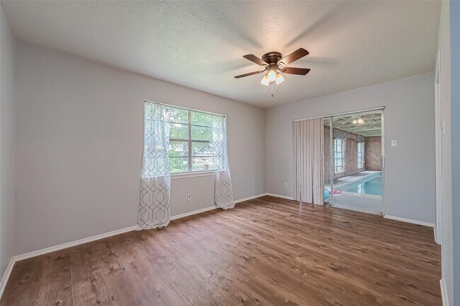 Photo - 227 Glencairn Ct