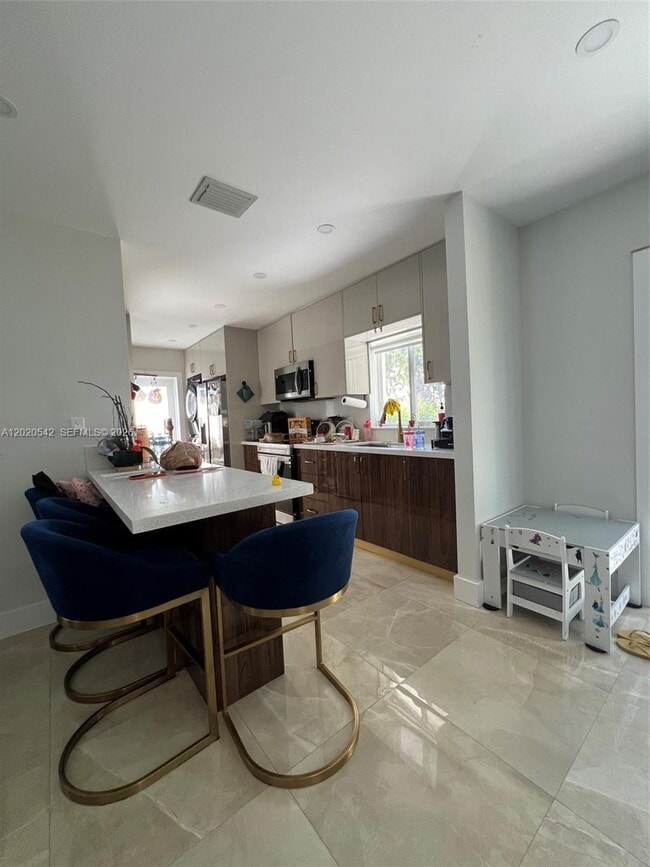 Photo - 335 W 50th St
