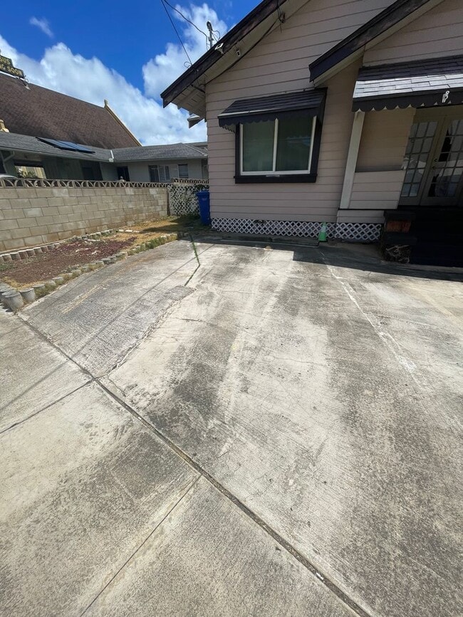 Building Photo - 1347 Palolo Ave Unit Downstairs 2Bedroom