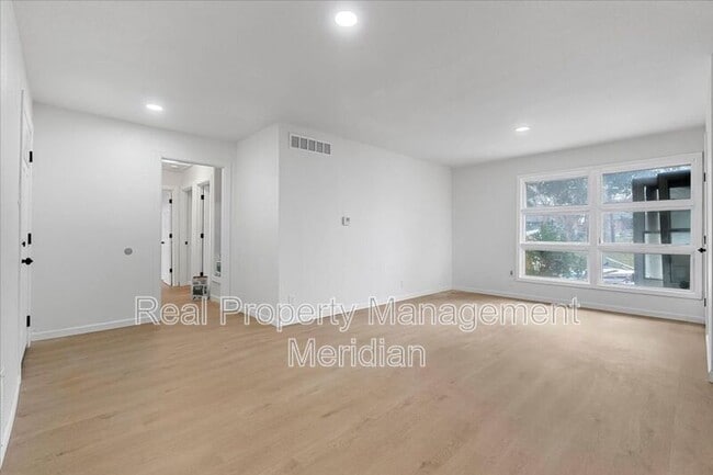 Photo - 2424 Cloverdale St