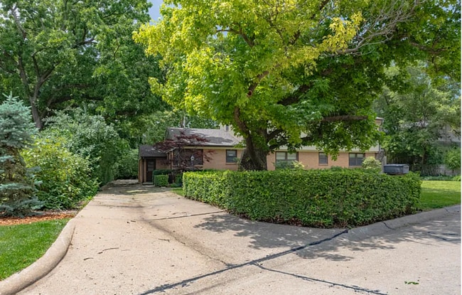 Photo - Beautiful 4 Bedroom / 3 Bath Home in the Heart of Manhattan, KS – Large Yard & Close to Campus