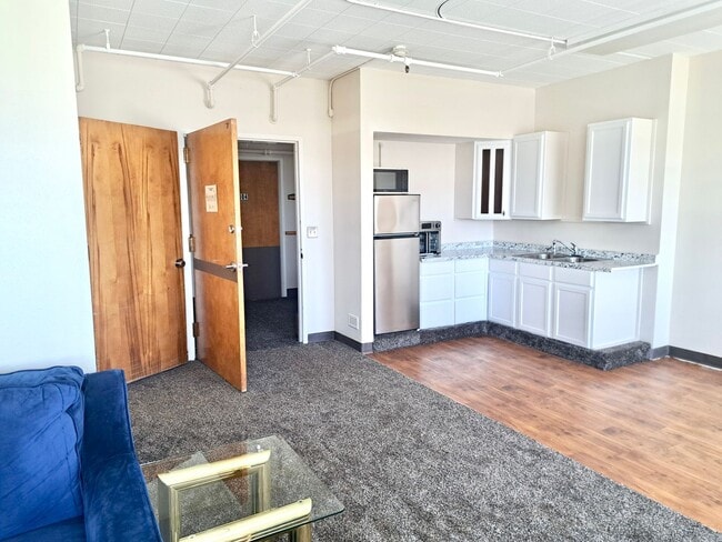 Building Photo - Rare and Limited 2BR/2BA Efficiency Room – All Utilities & Wi-Fi Included! Unit 3959 Sheridan Ave Apt 303