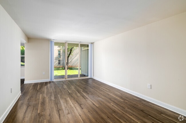1BR, 1BA - 800SF - Living Room