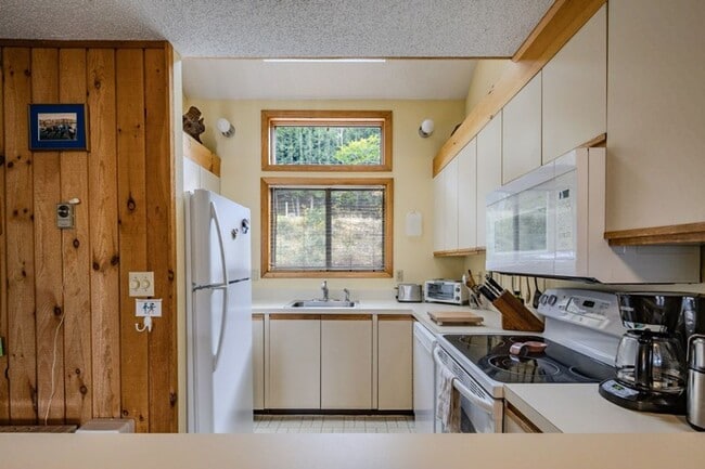 Photo - 135 Snowood Dr