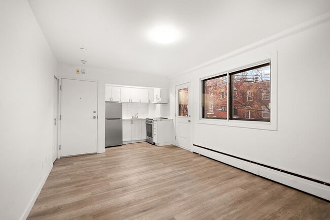 Building Photo - 1600 Rue Alexandre-DeSève