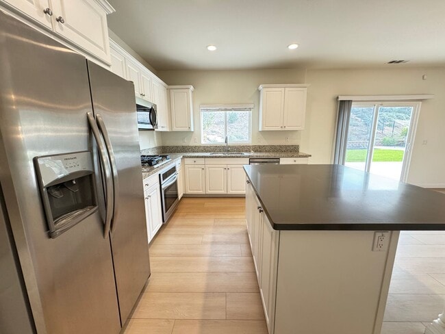 Photo - Beautiful 5Bd/3.5Ba Home in Cul-de-Sac in Riverside w/new Turf Back Yard and New Carpet!