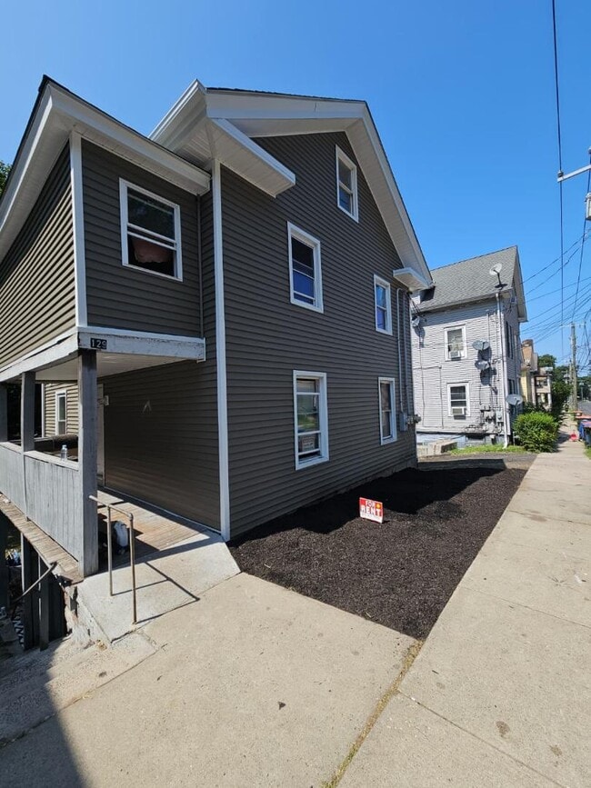 Building Photo - 129 Willow St Rental
