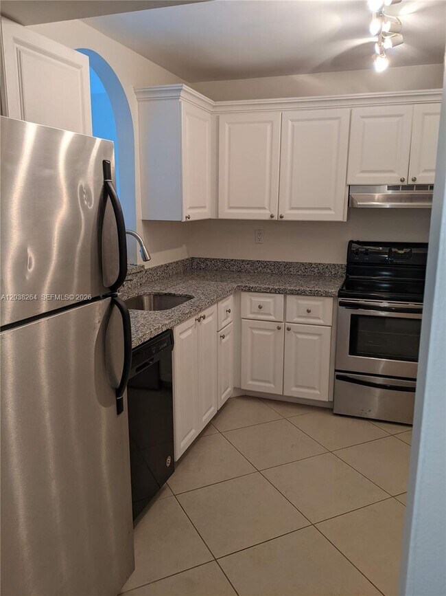 Photo - 711 N Pine Island Rd Unidad 314