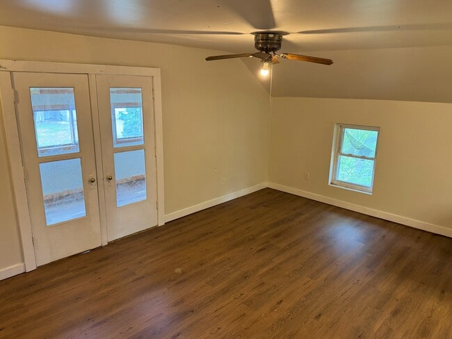 Photo - 530 Simon Ave W