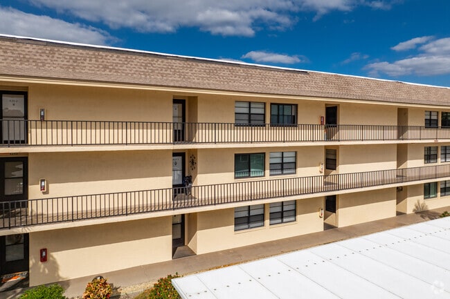 12300 Vonn Rd Largo, FL - Villas De Golf