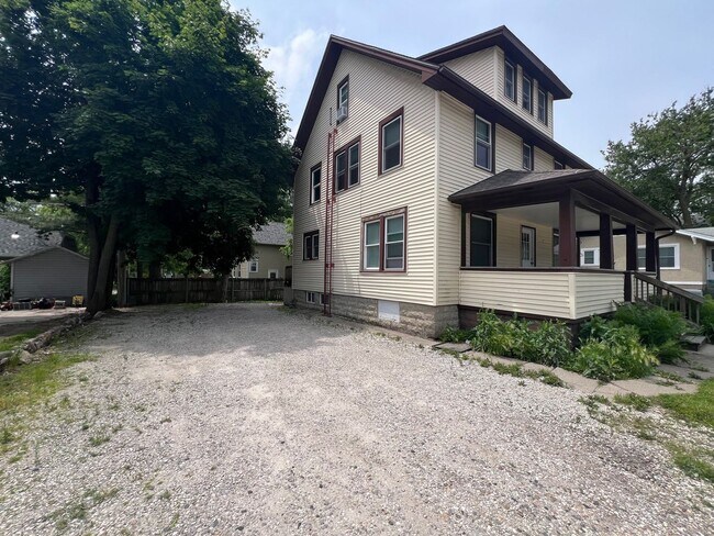 Photo - Over 2,000sf and 8 Bedrooms