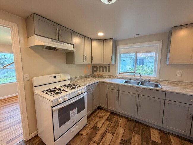 Photo - 4816 Massachusetts St