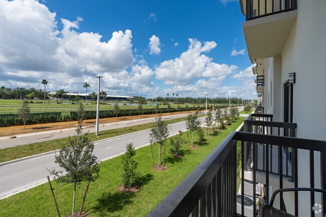 2BR, 2BA - 890SF - Balcony