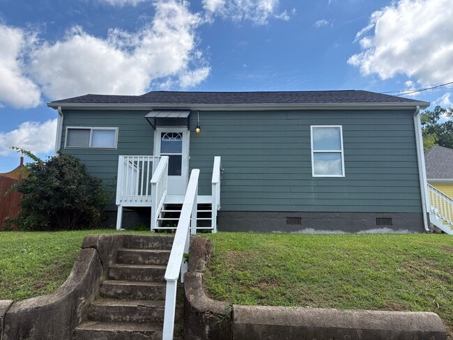 Building Photo - Two Bedroom Cottage!
