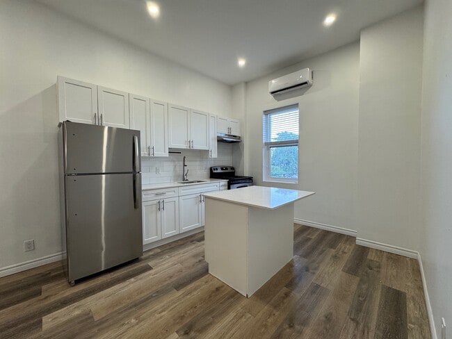 Building Photo - Updated 1 Bed 1 Bath in the Heart of Sarnia! Unit 202