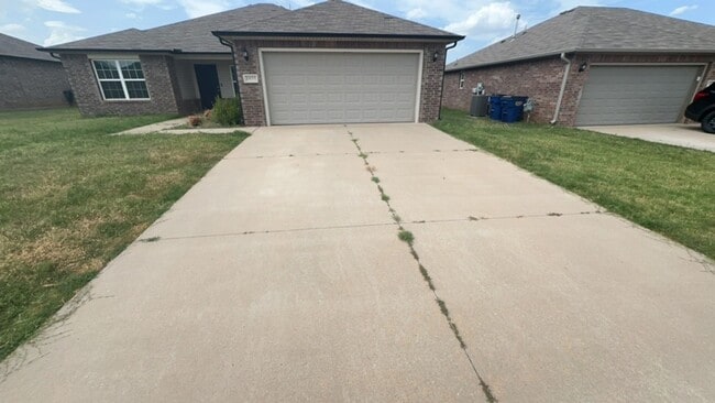 Building Photo - 3 bed 2 bath in Mustang- Move in Special!