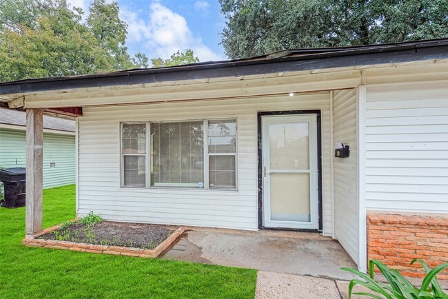 Building Photo - 6114 Doulton Dr