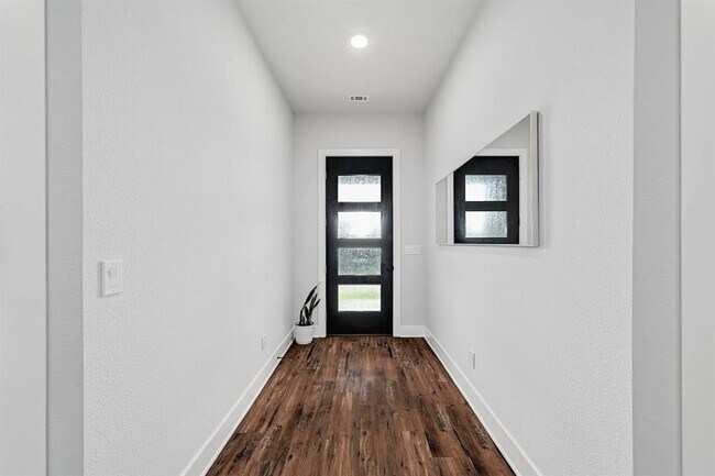 Photo - 18502 Venture Dr