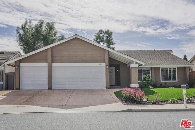 Photo - 438 Raindance St