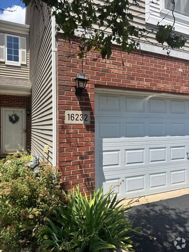 Building Photo - 16232 Golf View Dr Rental