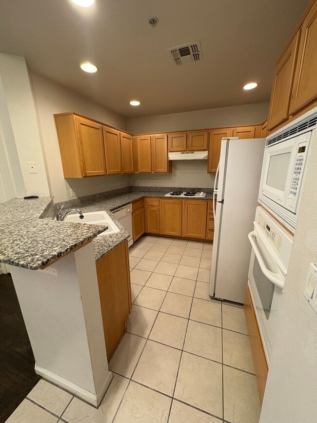 Building Photo - Amazing unfurnished 2 bedroom condo at Par...