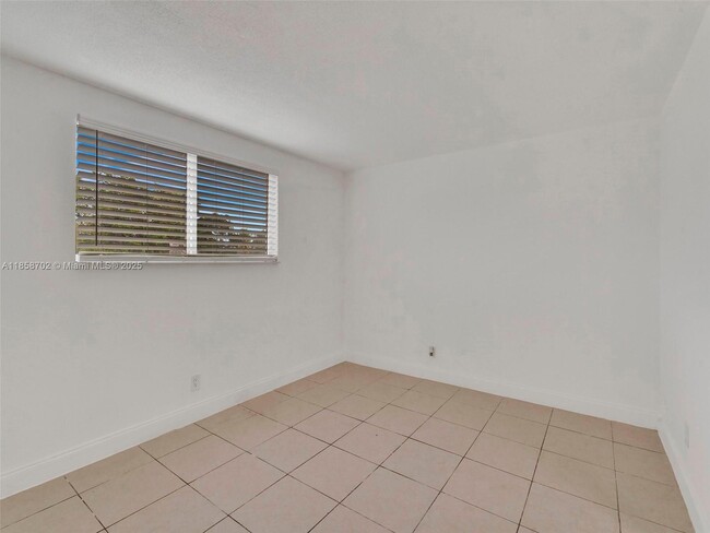 Photo - 14190 W Dixie Hwy Unidad 19