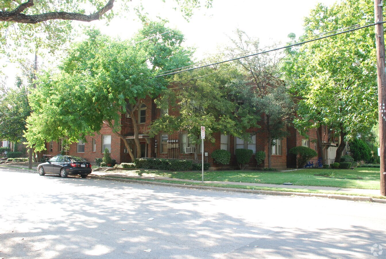 Photo - Jim Qualia 9/26/2007 - Rawlins/Throckmorton Apartments
