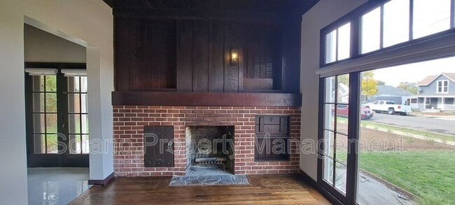 Photo - 290 E B St