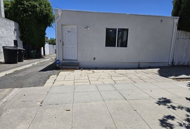 Building Photo - 300 S La Peer Dr Unit A Rental