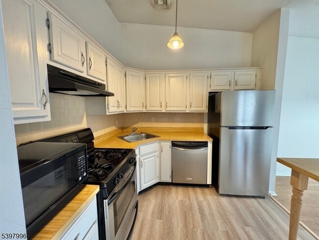 Photo - 410 Spruce Hills Dr