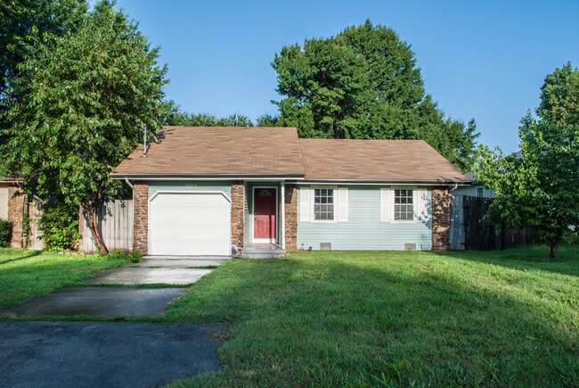 Building Photo - Look No Further!! 3 Bedroom 1.5 Bath House with a Garage