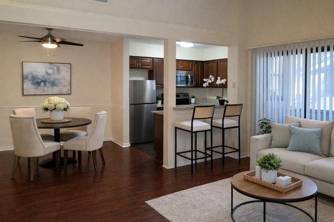 Photo - Beautiful Remodeled Winter Park 2/2 Condo for Rent in Front of Full Sail. Unidad 132