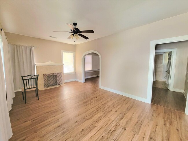 Photo - 2811 Chenevert St Casa