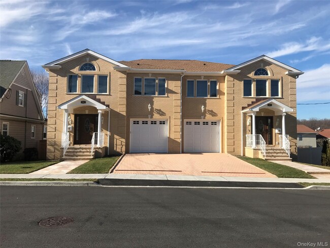 Building Photo - 97 Gainsborg Ave E