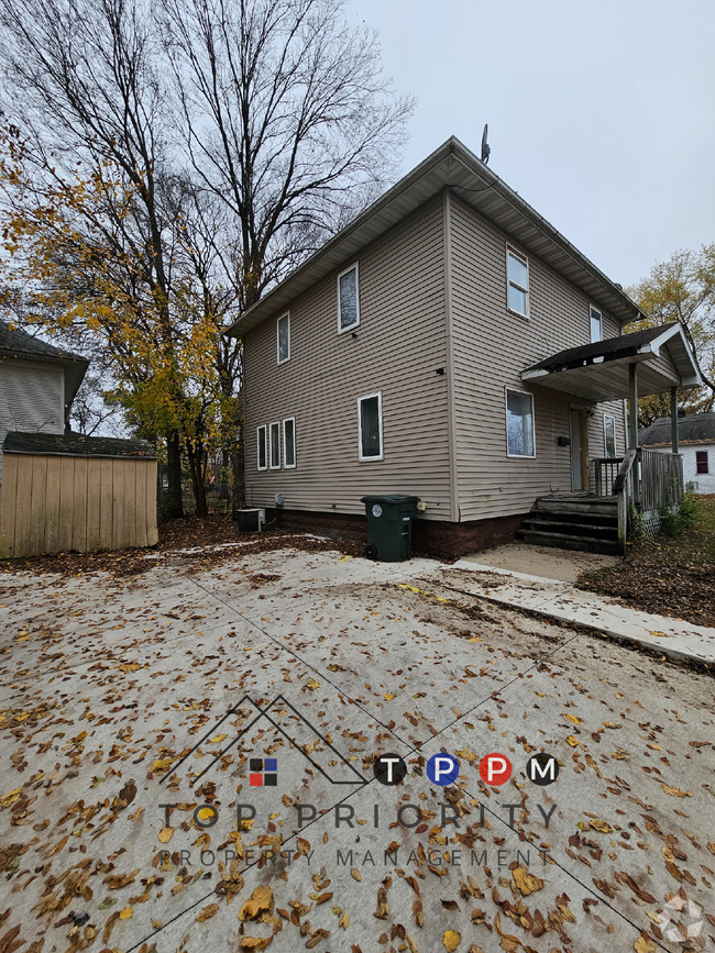 Building Photo - 4 Bedroom | 1 Bathroom Single-Family Home ...