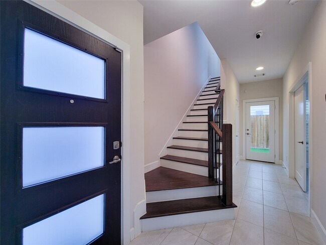 Photo - 845 Fisher St