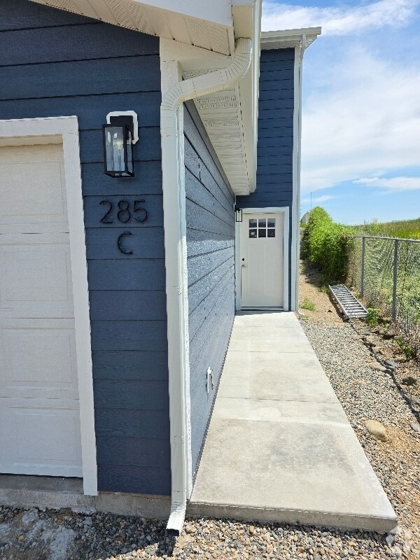 Building Photo - 285 S Helena Ave Rental
