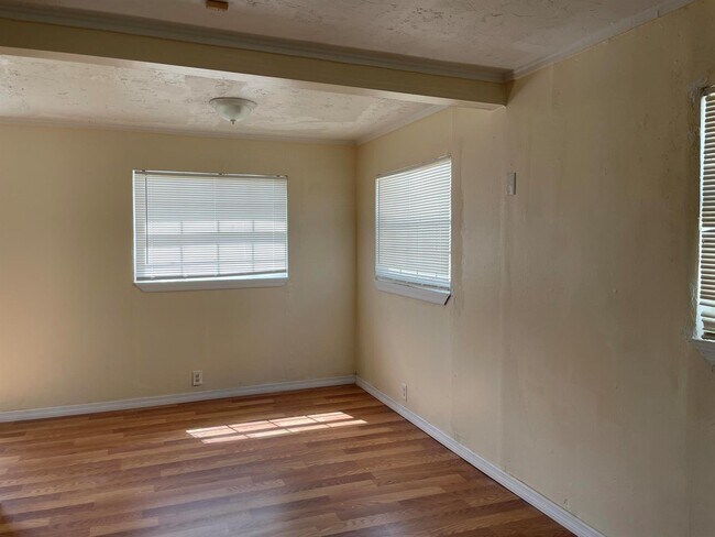 Photo - 1425 W 30th St