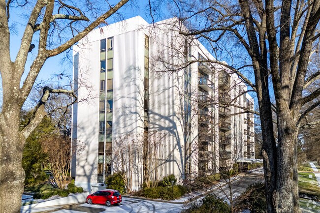 The Queen's Oaks - Queen's Oaks Apartments