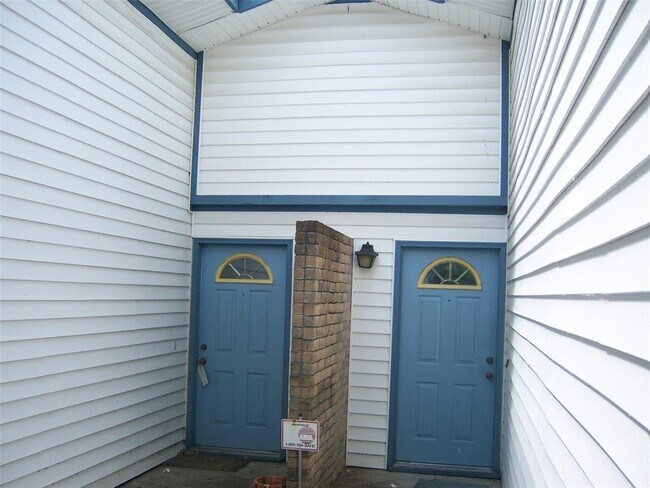 2005 Iroquois Ln