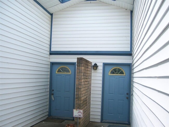 Photo - 2005 Iroquois Ln