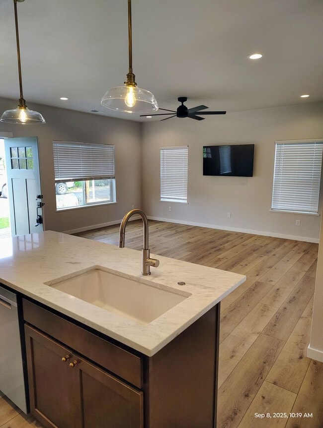 Building Photo - Beautiful West Side 3 bedroom 2 bath home