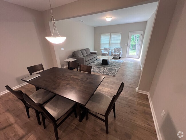 Building Photo - Room in Townhome on Reeves St
