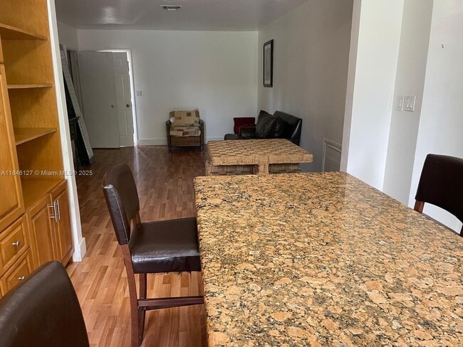 Photo - 2835 Plunkett St