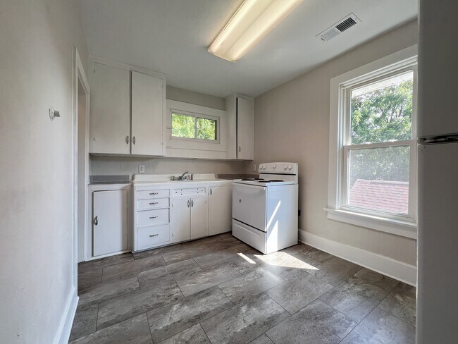 595 W 17th St